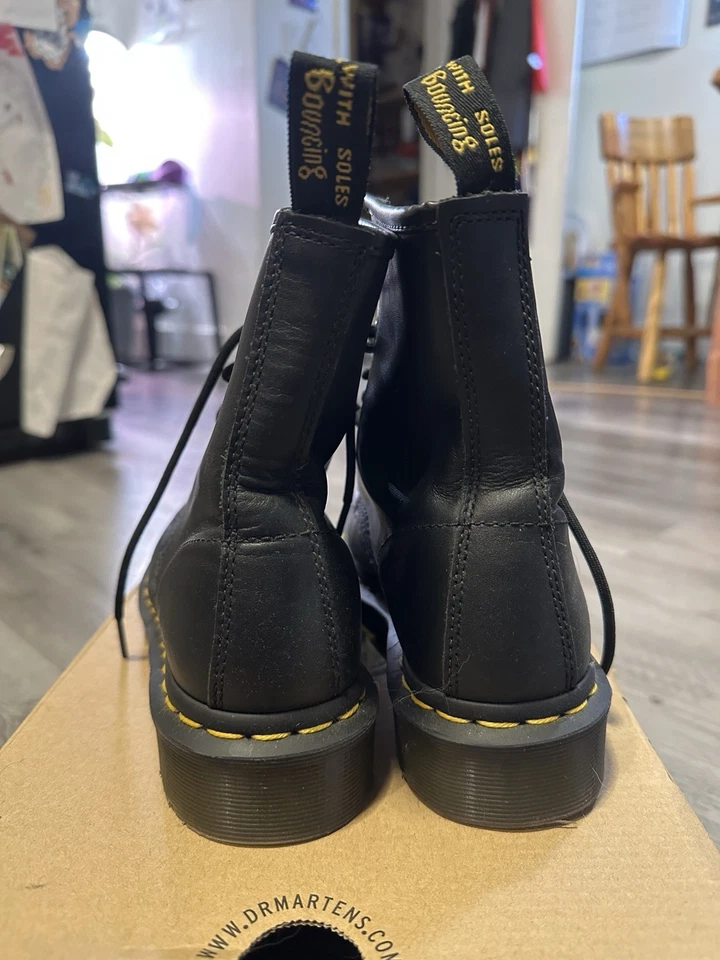 Botas de couro preto levemente usadas tamanho 5 Dr Marten Air Wair - Imagem 2 de 4