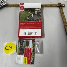 Busch 7878 Rose Garden Gardener Figure HO Scale Model Train Scenery