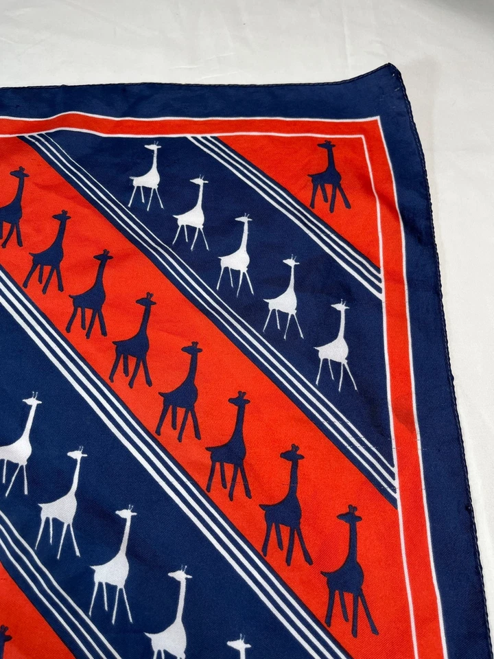 Bufanda con estampado de jirafa gráfica vintage - accesorio de moda cuadrado rojo, blanco y azul Foto 4 de 4