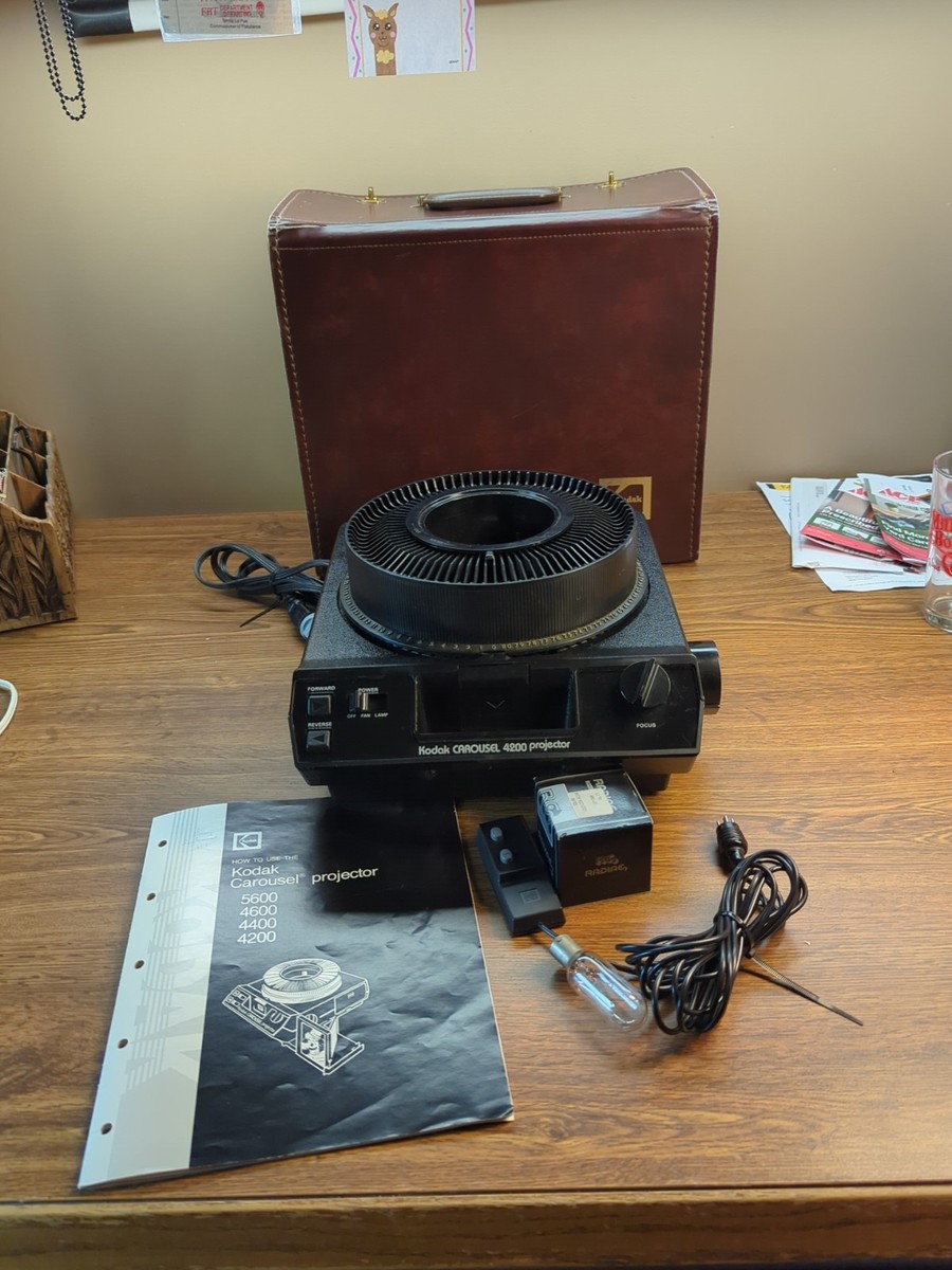 Kodak Carousel 4200 Slide Projector with Case, Manual Remote