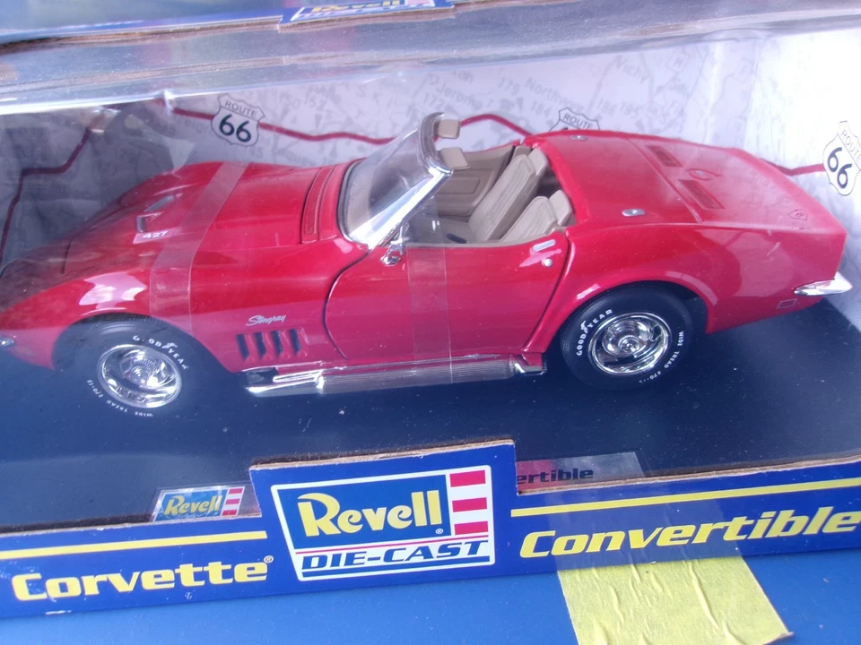 Revell Chevy Corvette 1969 red convertible 1/18 diecast, new in original box - Image 3 of 4