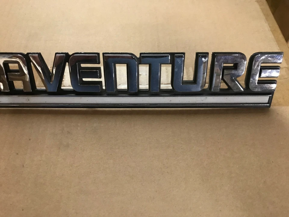 Эмблема переднего крыла GM 14052251 -- 1983–1987 Chevy G10 Bonaventure Van -- новая из старых запасов - Изображение 3 из 4