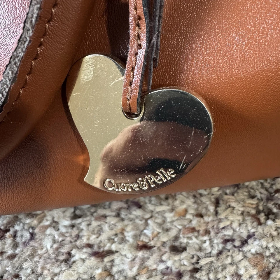 Bolso de mano Cuore & Pelle de cuero marrón con dije de corazón + correa bandolera Foto 2 de 4