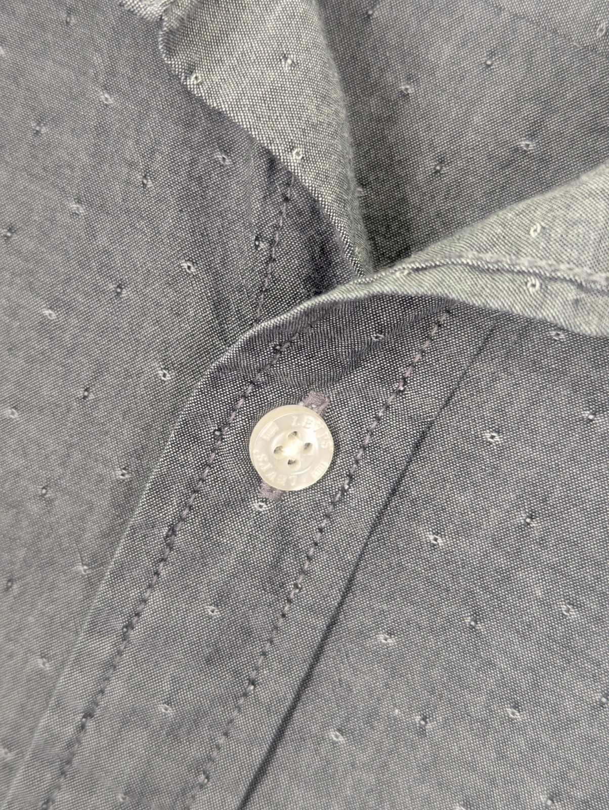 Levi's Short Sleeve Pindot Chambray Shirt Size Medium 100% Cotton Grey Button Up image 3