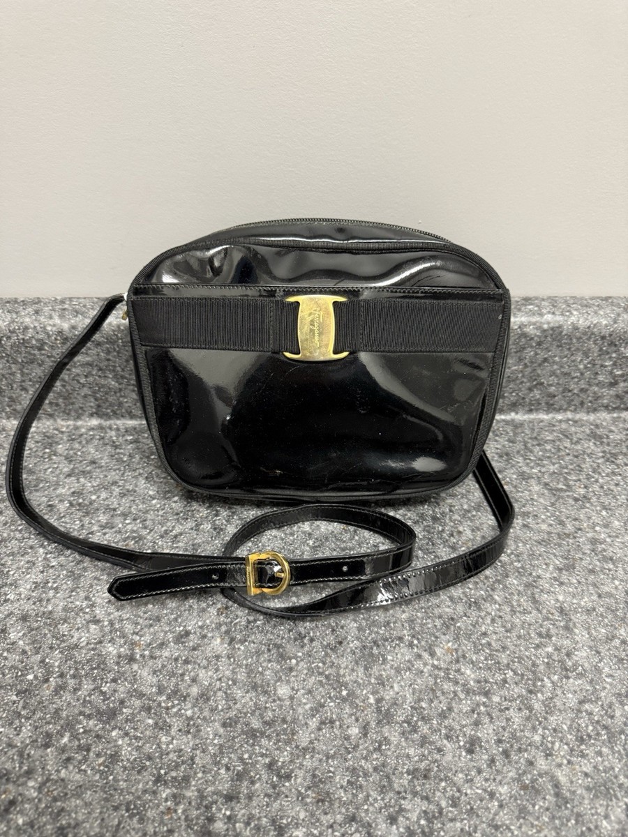 ショルダーバッグ・ポシェット FERRAGAMO Woman Crossbody bags Black 771676 218357 001 SALVATORE FERRAGAMO Black Patent Leather Crossbody Shoulder