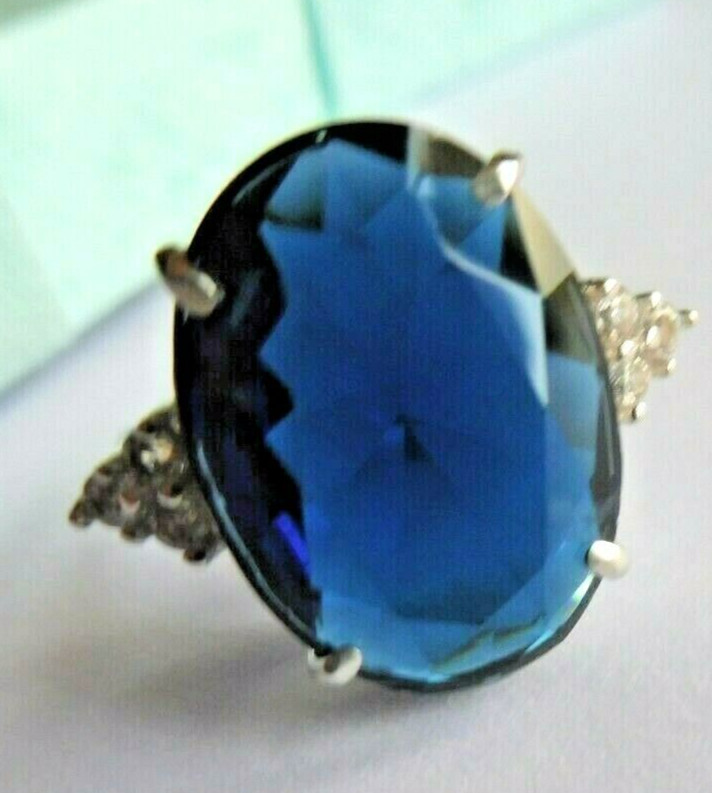 Bague en cordiérite bleue et argent massif, un bijou poétique unique