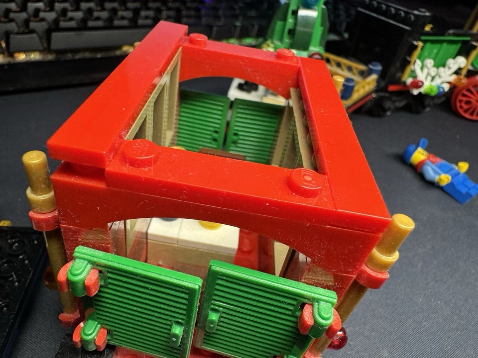 LEGO 10254 Winter Holiday Train, photo 3 of 5