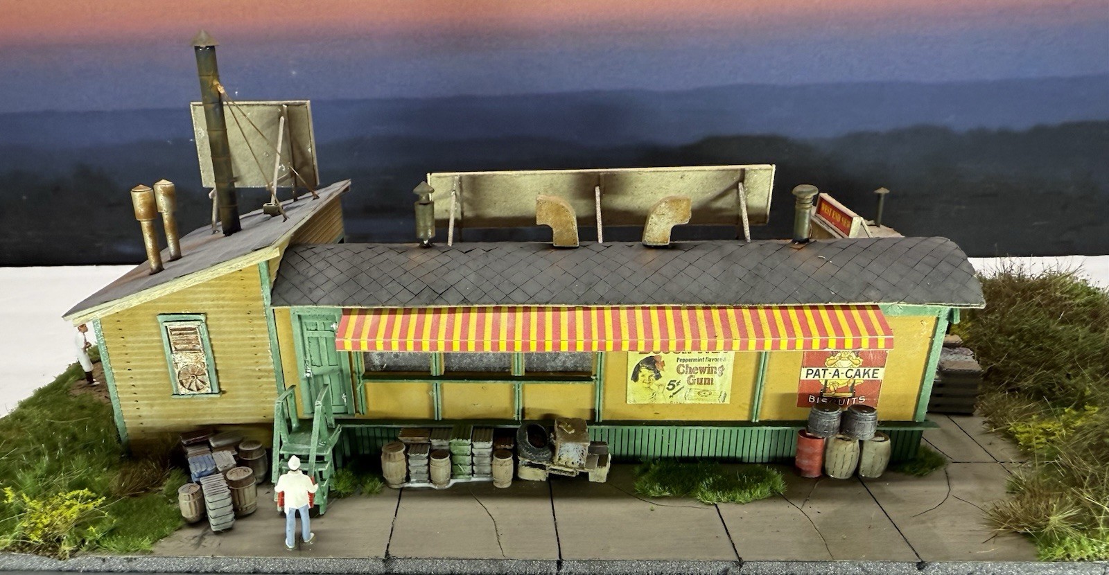 BUILT - Fine Scale Miniatures “Rusty Spike Diner” 13“x7” Diorama
