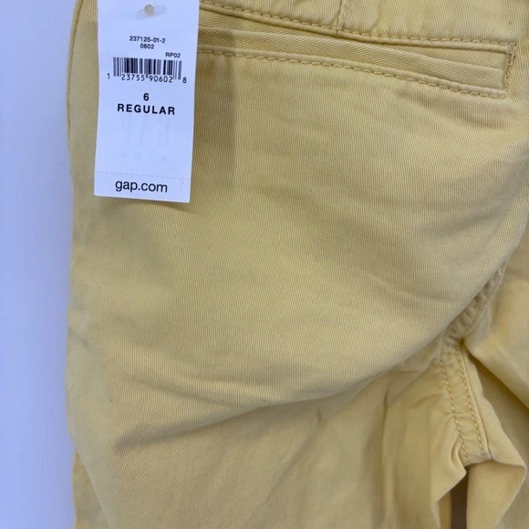 Pantalones Cortos Informales GAP Niños Sarga Amarilla Frente Plano Calce Regular Foto 4 de 4