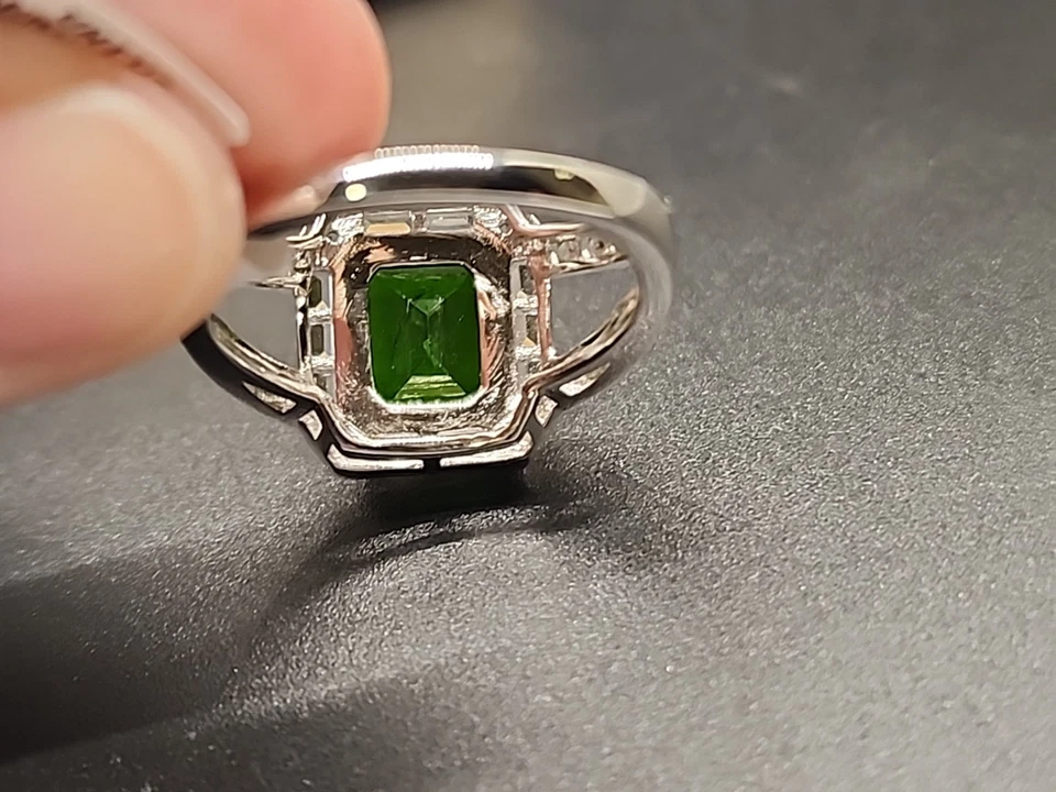 Anillo de vástago dividido esmeralda verde creado en laboratorio de 1,73 cwt enchapado en rodio .925 talla 10 Foto 4 de 4