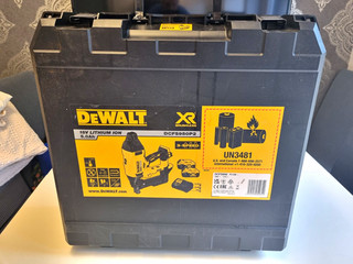 DEWALT XR 18V Brushless 9GA Fencing Stapler DCFS950P2 Kit 2x 5.0Ah