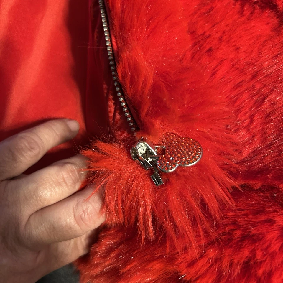 Chaqueta acolchada Forever 21 Disney Mickey Mouse de piel sintética recortada roja con capucha 11/12 Foto 4 de 4