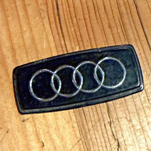 original AUDI Lenkrad Mitte Logo Plakette Emblem 59x26x3 mm Oldtimer 1968-1977
