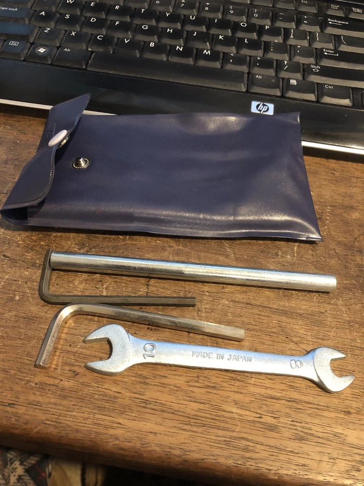 BOLSA DE HERRAMIENTAS HONDA GENUINA CON HERRAMIENTAS C100 CT90 CB175 MOTO EXCELENTE ESTADO. Foto 3 de 4