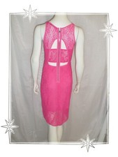 Robe GUESS Fourreau Dentelle Rose – Fleurie – Col V – Taille 10 – NEUVE