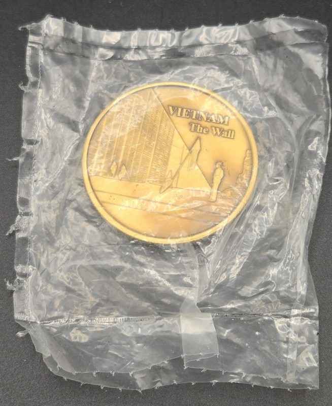 Vietnam The Wall American Legion Challenge Coin Original Packaging Bronze