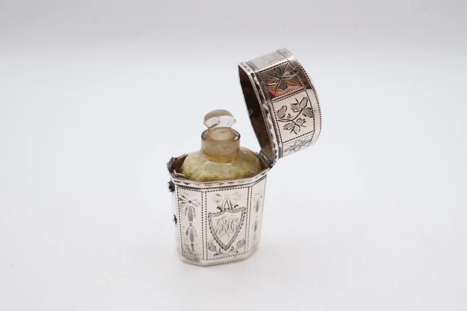 Antigua botella de aroma de vidrio georgiana con estuche de plata de Samuel Pemberton Foto 2 de 4