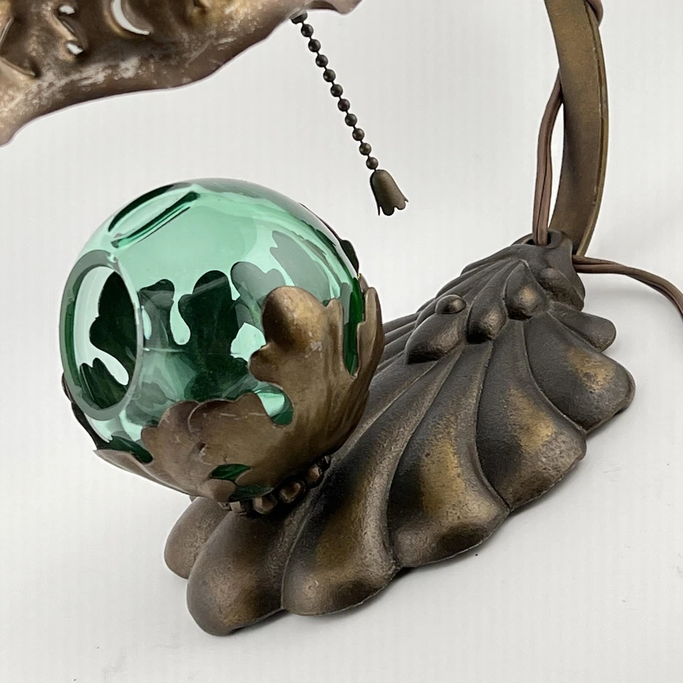 Lámpara de mesa de metal perforado brutalista de colección con luz de cadena de tracción de orbe de vidrio de uranio Foto 3 de 4