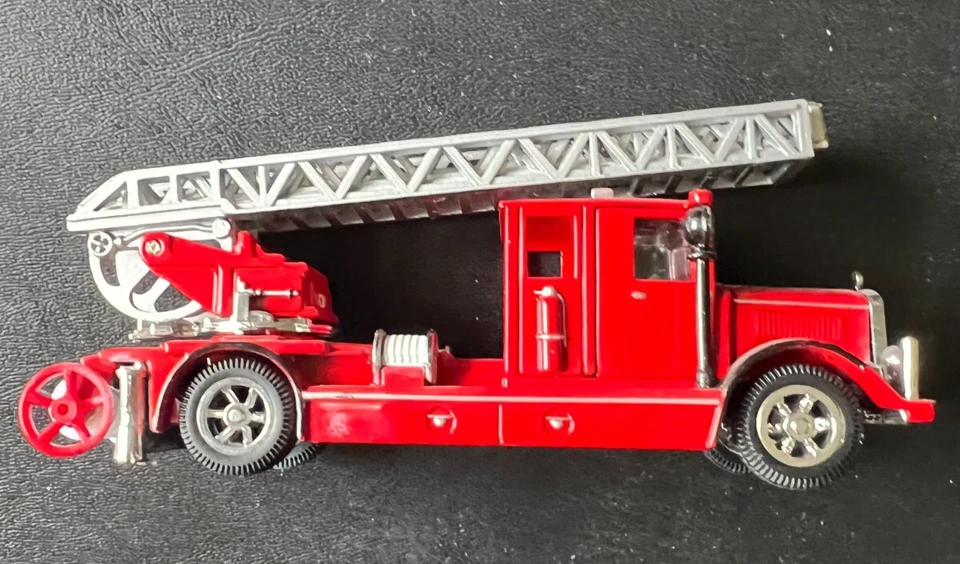 Matchbox Models of Yesteryears Fire Engine Series 1932 Ladder Truck "Mint" - Image 3 of 4
