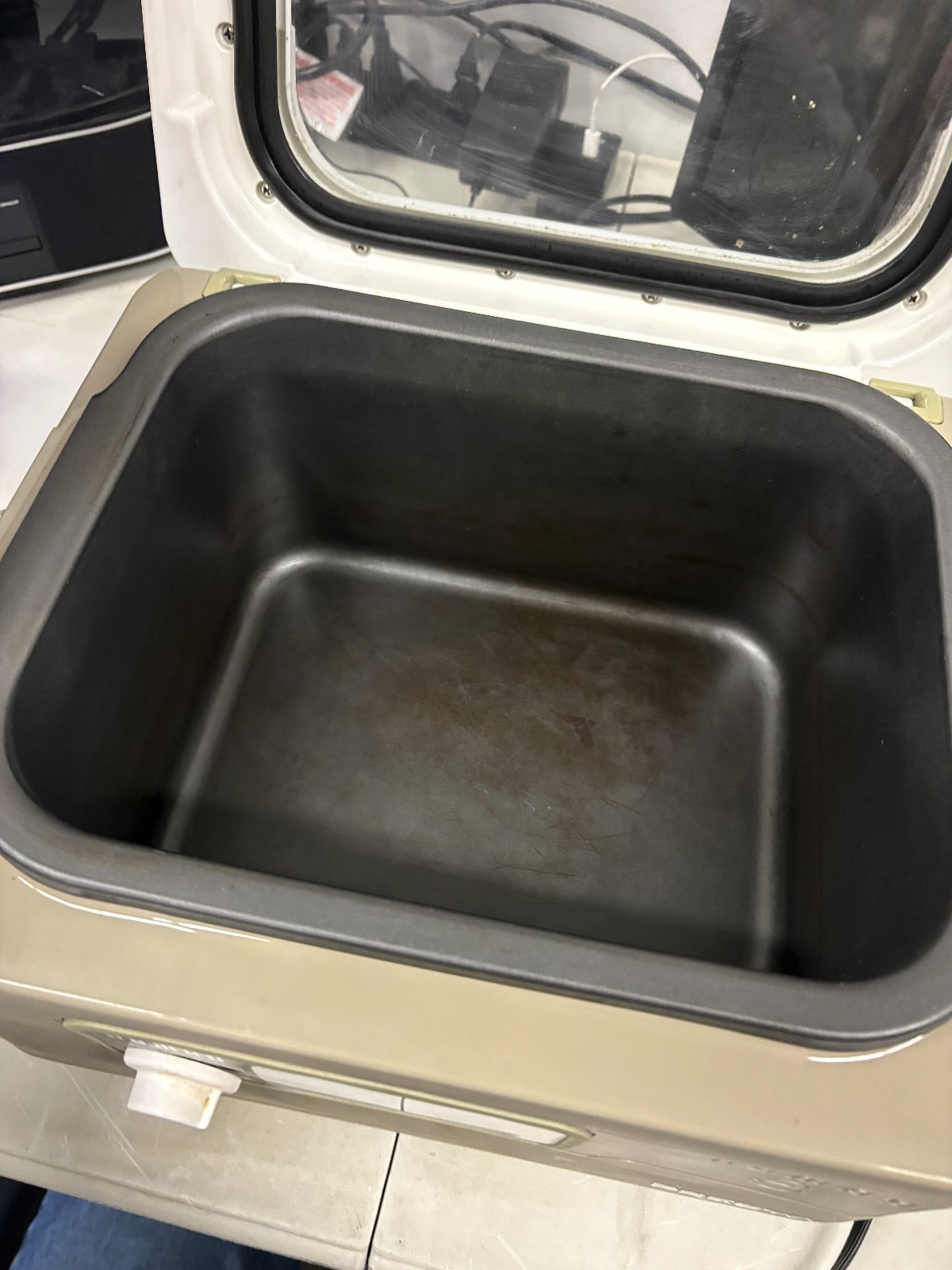 Presto 8qt Nomad Portable Electric Slow Cooker with Locking Lid, USED