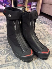 Arc'teryx Acrux AR Mountaineering Boots Men’s 9.5 Black Vibram Soles Gore-Tex