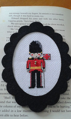 HANDGEFERTIGTER KREUZGENÄHTER BEEFEATER FILZ GERAHMTER KÜHLSCHRANKMAGNET LONDON 