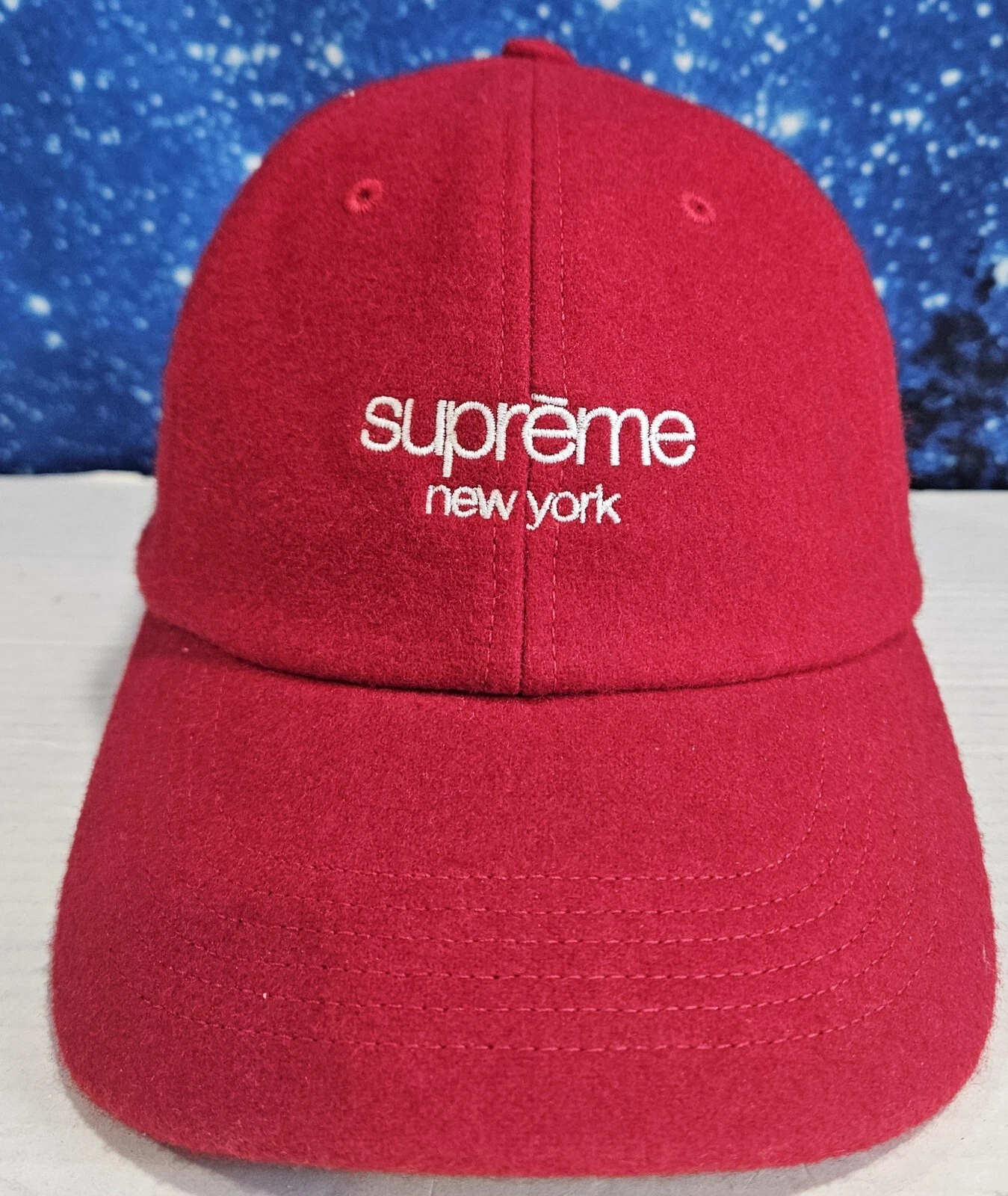 Chapeau rouge suprême Hally Stevenson coton ciré strapback logo classique