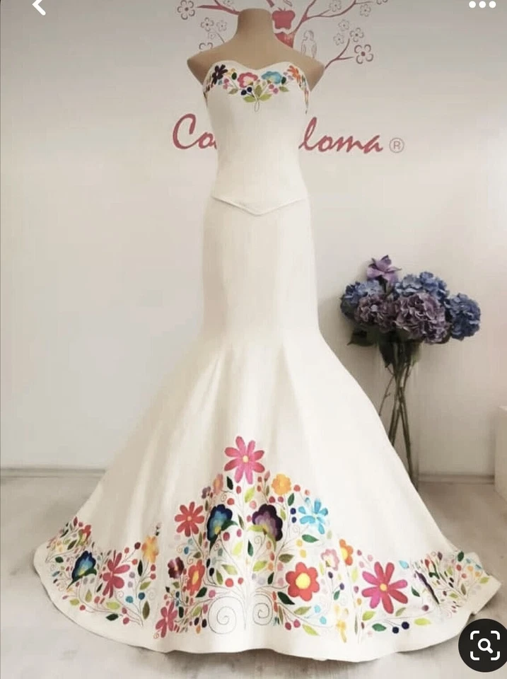 Vestidos de novia vintage de sirena satinado bordados con flores mexicanas Foto 3 de 4