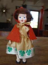 poupée ancienne petit chaperon rouge pour la Saint-Patrick eire ireland collecti