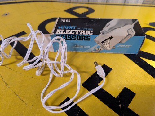 VINTAGE MONTGOMERY WARD AUTOMATIC ELECTRIC SCISSORS WITH GUIDE LIGHT