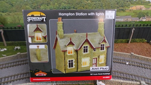 Estación de plataforma Bachmann Scenecraft 44-0082 Hampton y 3 luces escénicas Woodland | Condition: Used
