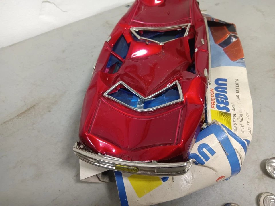 Coche de fricción de estaño vintage aplastado Mercedes Foto 4 de 4