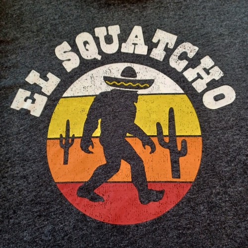 MAGLIETTA UOMO "EL SQUATCHO" SASQUATCH/BIGFOOT CON SOMBRERO ANTRACITE ERICA XL - Foto 3 di 11