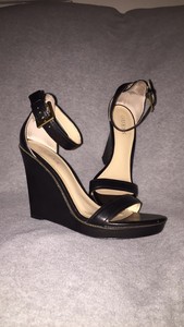 guess black wedges