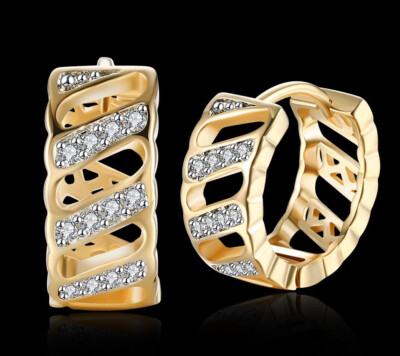 18K GOLD GEFÜLLT CUT OUT CREOLEN HUGGIES OHRRINGE MIT SWAROVSKI KRISTALLEN
