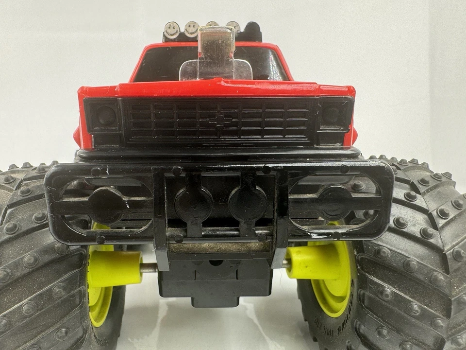 "Juguetes científicos de colección rojo Chevy Monster Truck Street Fighter" funciona con pilas" Foto 2 de 4