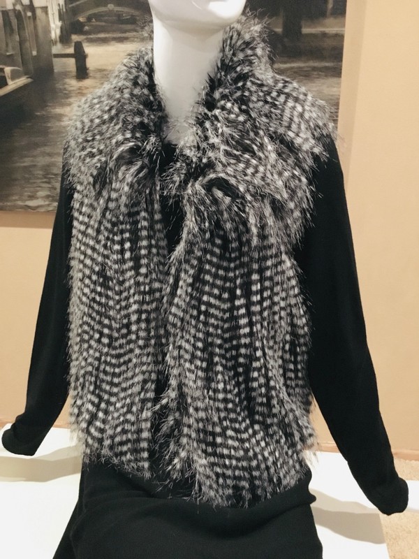 BCBGeneration faux fur vest size M ( 10 12 ) NWOT MINT! Black & gray print top