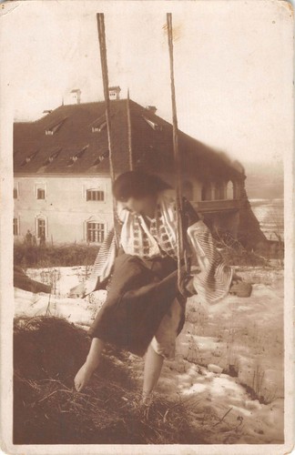 US2333 Woman on a Swing Winter, House Maison romania port popular - 第 1/2 張圖片