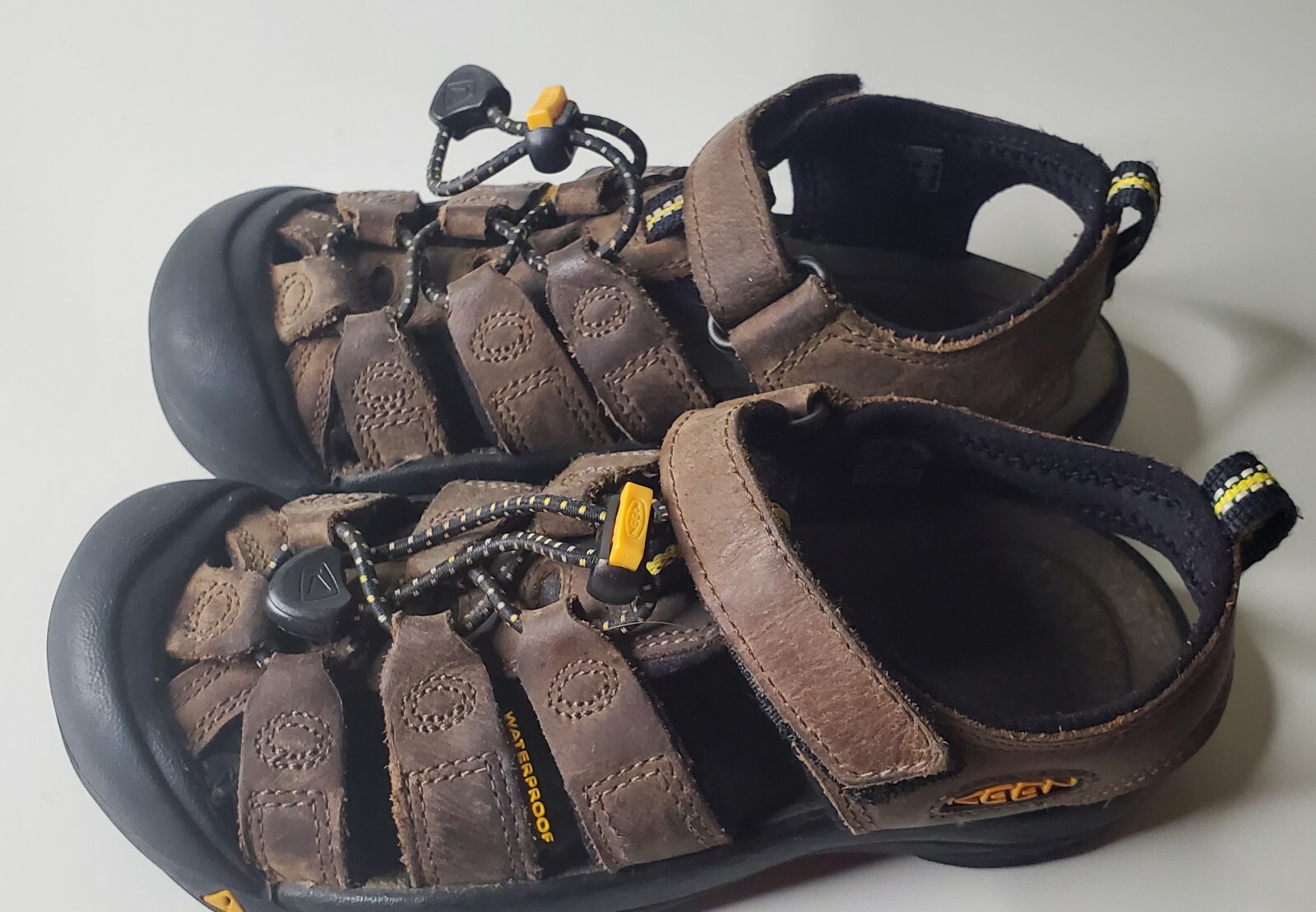 Sandali da esterno Keen in pelle marrone Newport con cinturino alla caviglia impermeabili taglia US 1