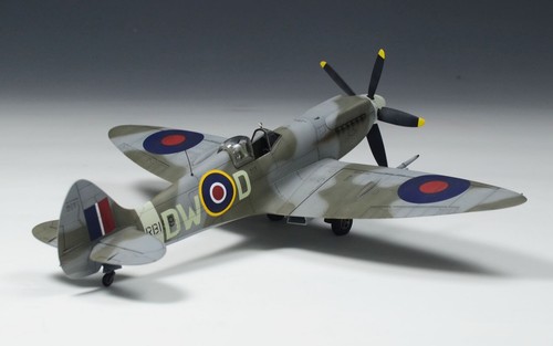 Wolfpack 1/48 Spitfire Mk.XIVc WW2 RAF Fighter Premium Edition Model kit WP14817 - Picture 8 of 9