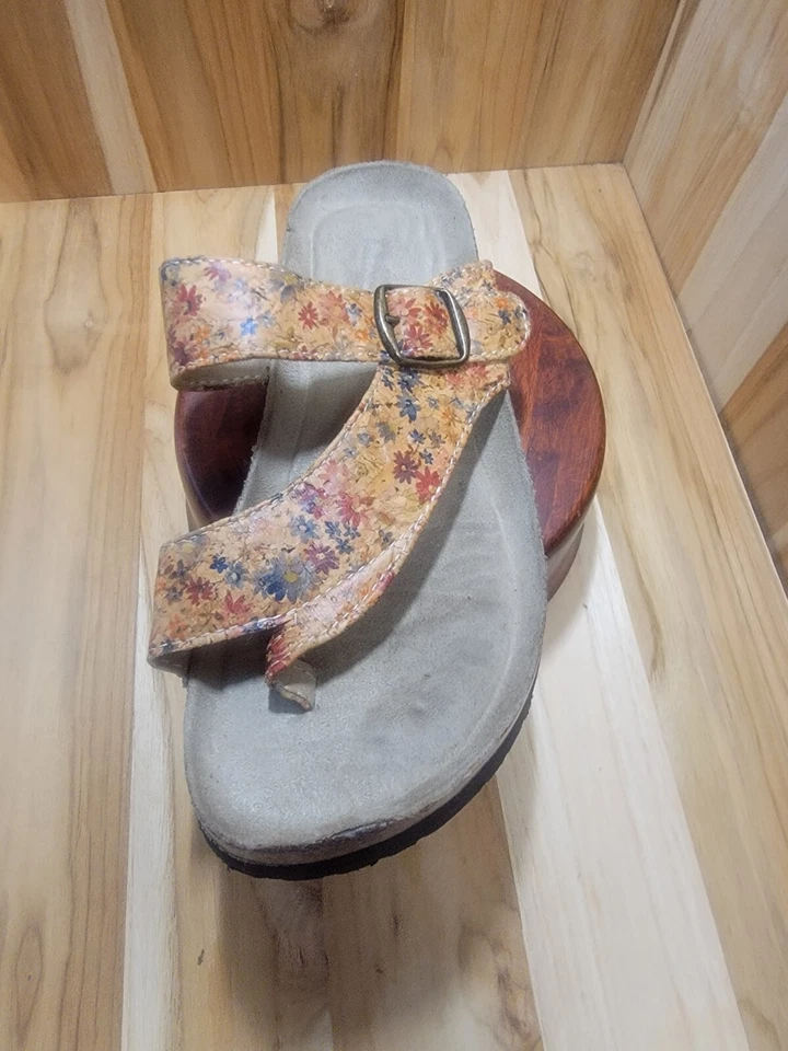 Sandalia Mountain Carly blanca para mujer 7 M corcho superior patrón floral plantilla suave Foto 2 de 4