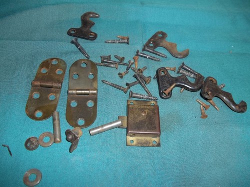 B5 VINTAGE TREADLE NÄHSCHRANK SCHARNIERE, SCHNÄPPER UND SCHRAUBEN - Bild 1 von 4