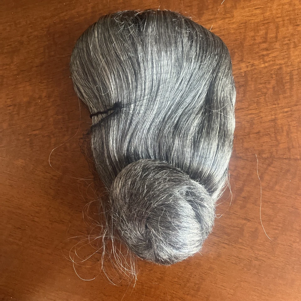 Halloween Vieja Dama Peluca Disfraz Conjunto Pelo Gris En Moño, Peluca Abuela, Gafas, Perlas Foto 3 de 4