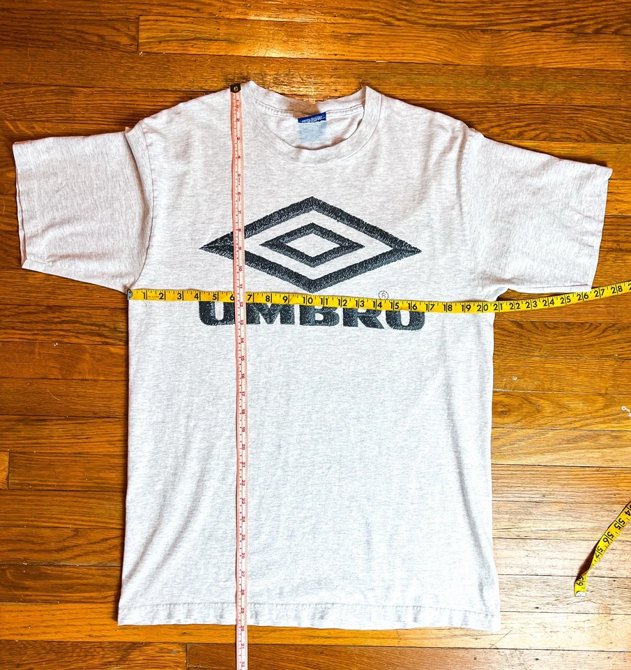 Camiseta Umbro De Colección Para Hombre Grande Gris Hecha en EE. UU. Gráfica Deletreada Fútbol Años 90 Foto 3 de 3