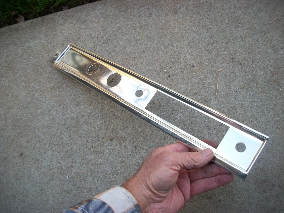 Chrysler New Yorker 300 Newport 1963 1964 tablero raro moldura inferior derecha nuevo en stock Foto 3 de 4