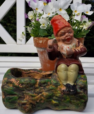 Alter Gartenzwerg sitzt auf Baumstamm, Griebel, Gefäß für Wasser oder Pflanzen