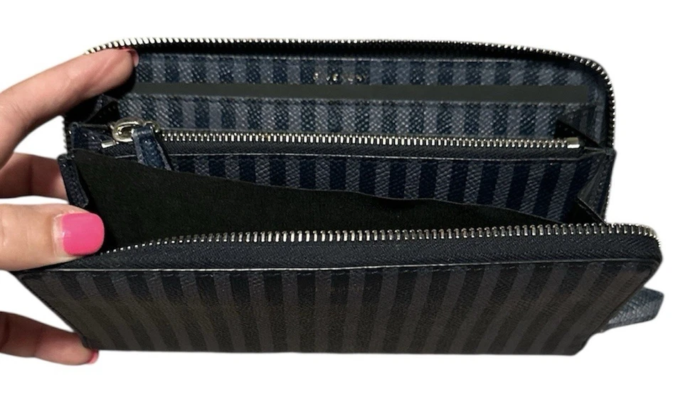 Auténtica cartera larga Givenchy Foto 2 de 3