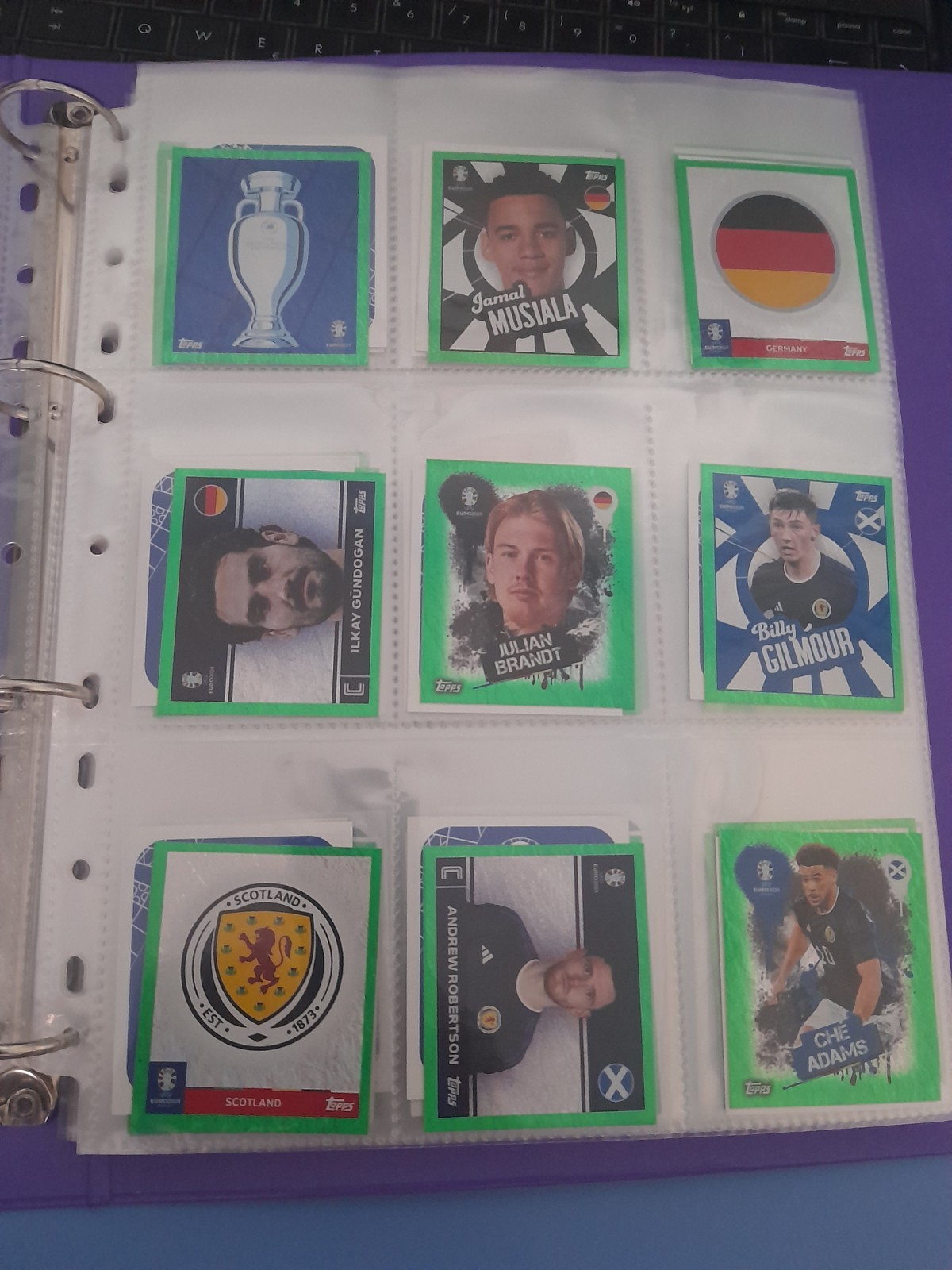 TOPPS UEFA EURO GERMANY 2024   , SET DI 99 PARALLEL GREEN , ORIGINALE CON VELINA