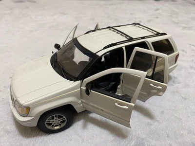 AUTOart Jeep Grand Cherokee 1 18 Scale Diecast Model Showpiece for Display - Photo 1/4