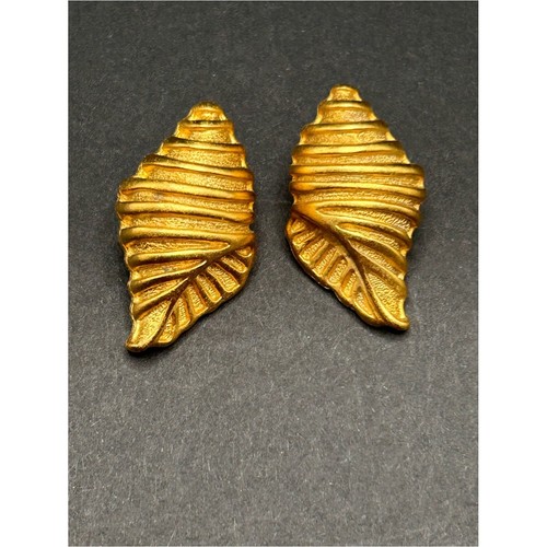 VTG Matte Gold Seashell Textured Post Back Earrings 1.25"